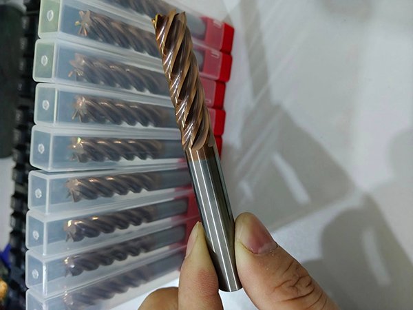 Diagram showing a center-cutting vs non-center-cutting tool tip